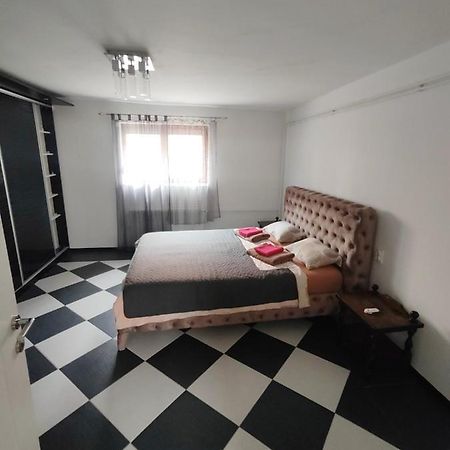 Downtown Apartment Ni Exteriör bild