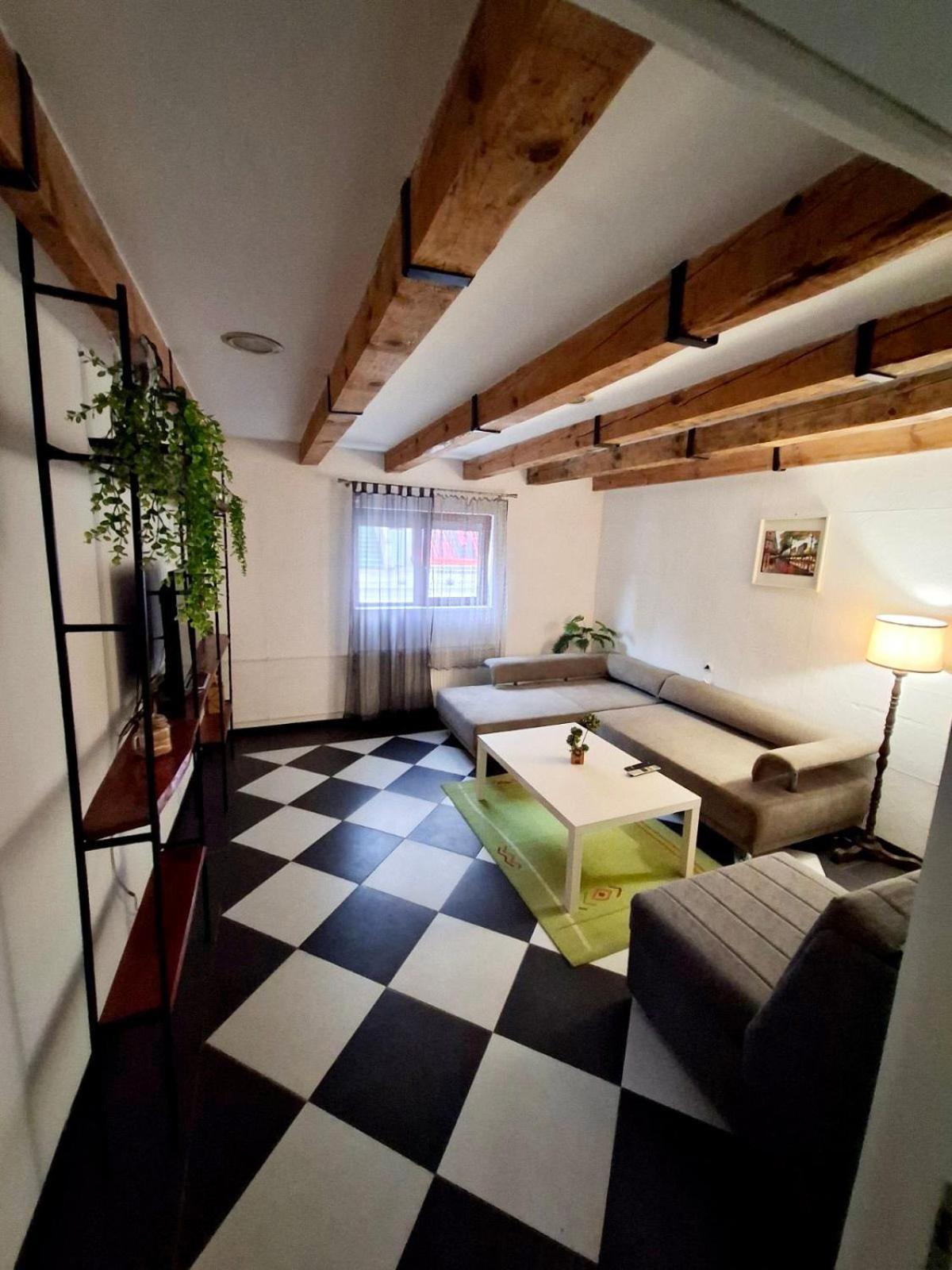Downtown Apartment Ni Exteriör bild