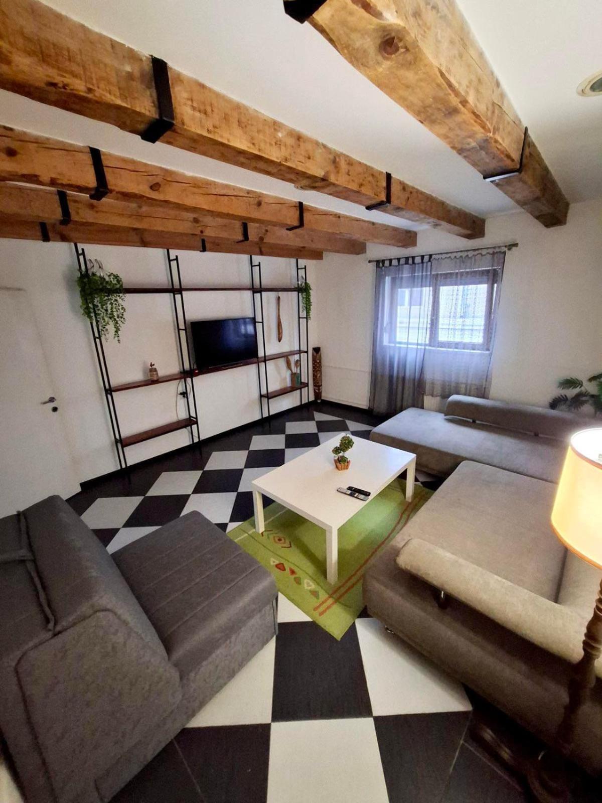 Downtown Apartment Ni Exteriör bild